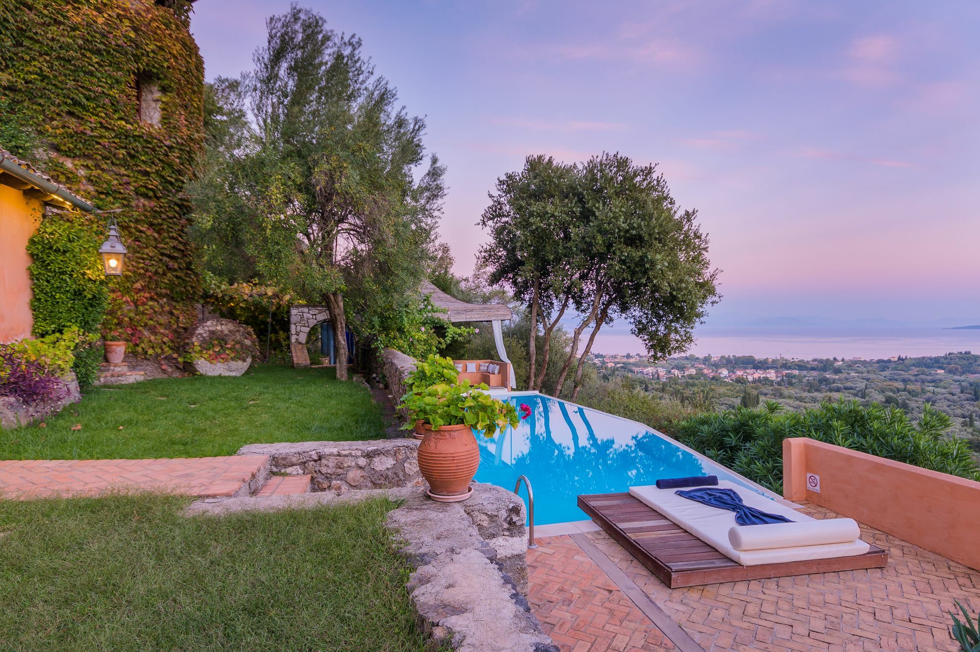 Villa Melolia Ipsos Exterior photo